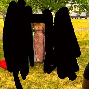 Selling this costum made prom dress, amazing condition and beautiful detailing.